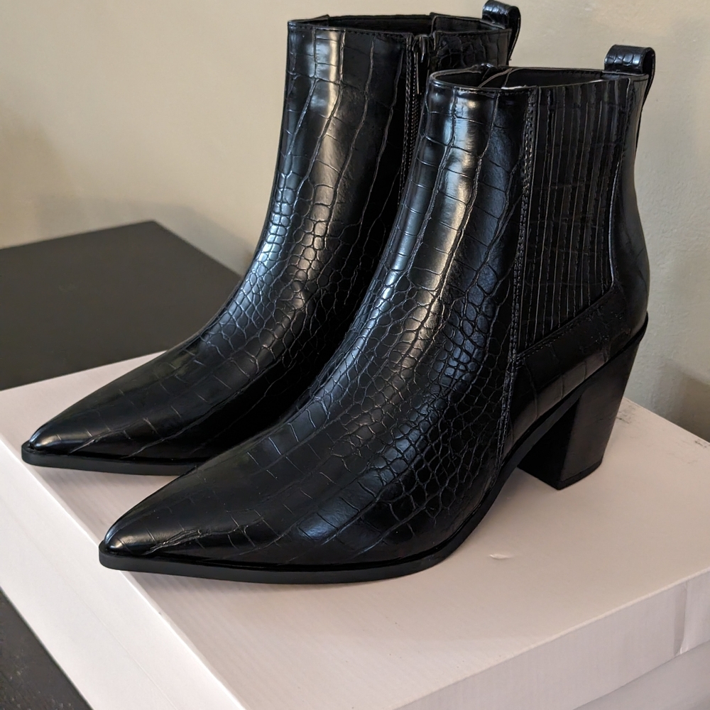 Black alligator cowboy boots. Size 8.5